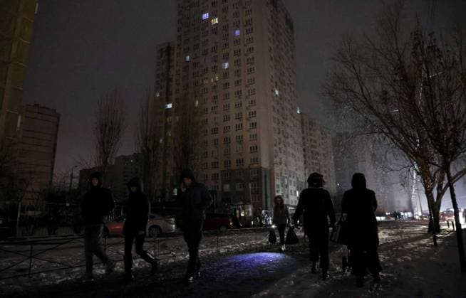 News Bilder des Tages Infrastructure paralyzed in Ukraine People walk on a dark street in Ukraine s capital Kyiv on Dec. 16, 2022, amid power outages after Russian missile attacks.  A14AA0001376405P