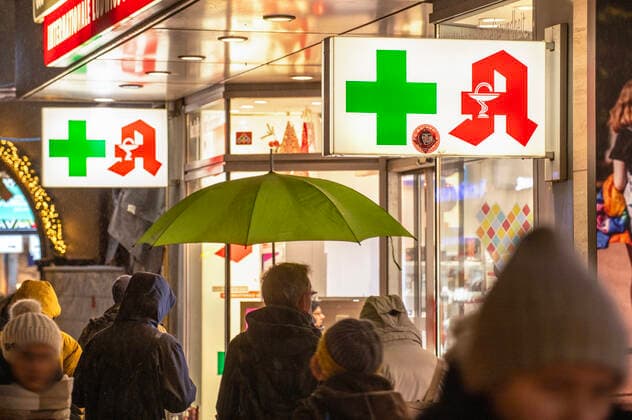 Apotheke in der Fussgängerzone, Passanten, München, 16. Dezember 2022 Deutschland, München, 16.12.2022, Apotheke in der Neuhauser Strasse, Fussgängerzone, Apothekenzeichen, Leute unterwegs, Passanten, Symbolfoto, Symbol, Grippewelle, Erkältungswelle, Pandemie, Weihnachtszeit, Winter, Dezember 2022, Bayern, *** Pharmacy in pedestrian zone, passers-by, Munich, 16 December 2022 Germany, Munich, 16 12 2022, pharmacy in Neuhauser Strasse, pedestrian zone, pharmacy sign, people on the go, passers-by, symbol photo, symbol, flu wave, cold wave, pandemic, Christmas time, winter, December 2022, Bavaria,