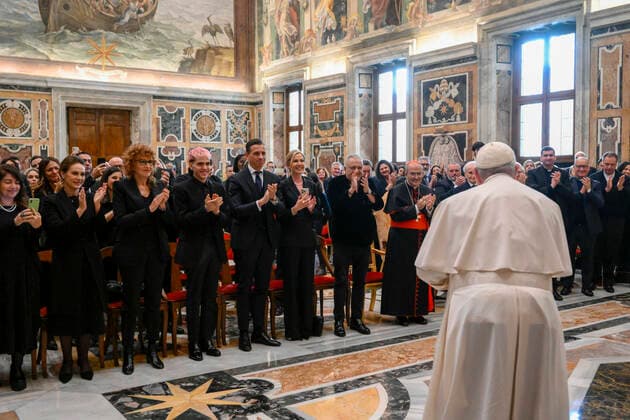 December 17, 2022, VATICAN CITY: This handout picture provided by the shows Pope Francis receiving artists of the Christmas Concert in the Vatican , Vatican City, 17 December 2022..ANSA . (NPK) VATICAN CITY - ZUMAa110 20221217_zaf_a110_014 Copyright: xVaticanxMediax