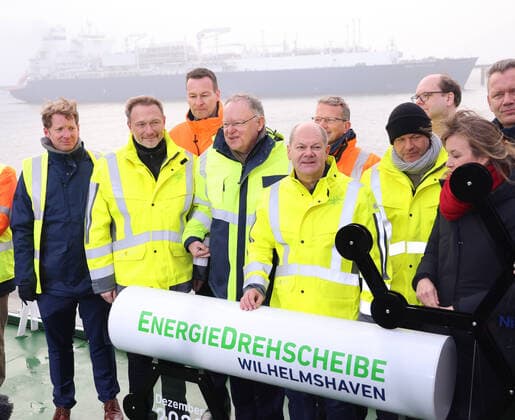 Bilder des Jahres 2022, News 12 Dezember News Themen der Woche KW50 LNG Energie mit Scholz und Habeck 17.12.2022, Germany, Wilhelmshafen, neues LNG Terminal wird eröffnet unter Beisein von Bundeskanzler Olaf Scholz, Bundeswirtschaftsminister Robert Habeck, Bundesfinanzminister Christian Lindner, sowie Ministerpräsident Stephan Weil und Wirtschaftsminister Olaf Lies. LNG Terminal wird betrieben von UNIPER und das Gas wird an Land uebernommen von der OGE, OpenGridEurope Ferngasleitungen aus Essen, das Schiff Höegh Esperanza, ein FSRUFloating Storage and Regasification Unit, nimmt das LNG an und gibt es and ie erste Uniper Leitung weiter. LNG Terminal Jade Weser Port Energie, Deutschland, Pipeline, Cracker Schiff, Uniper, hier Robert Habeck Wilhelmshafen Niedersachsen Germany *** LNG Energy with Scholz and