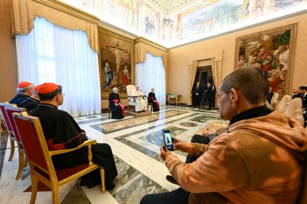 Italy, Rome, Vatican, 2022 12 17 Pope Francis receives Mother Teresa award delegation in audience at Vatican Photograph by Vatican Mediia Catholic Press Photos . RESTRICTED TO EDITORIAL USE - NO MARKETING - NO ADVERTISING CAMPAIGNS.  Copyright: xVATICANxMEDIAx xipa-agency.netx xVaticanxMediax IPA_IPA35126052
