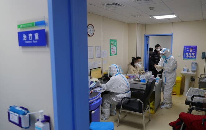 (221217) -- SHENYANG, Dec. 17, 2022 -- Medical workers treat patients at a fever clinic at Shengjing Hospital of China Medical University in Shenyang, northeast China s Liaoning Province, Dec. 15, 2022. China is continuing its optimization of COVID-19 epidemic prevention and control measures as it shifts the focus of its response strategy from curbing new infections to preventing and treating severe cases. The fever clinic of the hospital is trying its best to ensure the treatment of patients with acute and severe symptoms. ) CHINA-LIAONING-SHENYANG-FEVER CLINIC (CN) YangxQing 