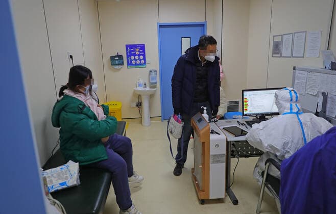 (221217) -- SHENYANG, Dec. 17, 2022 -- A pregnant woman is seen at a fever clinic at Shengjing Hospital of China Medical University in Shenyang, northeast China s Liaoning Province, Dec. 15, 2022. China is continuing its optimization of COVID-19 epidemic prevention and control measures as it shifts the focus of its response strategy from curbing new infections to preventing and treating severe cases. The fever clinic of the hospital is trying its best to ensure the treatment of patients with acute and severe symptoms. ) CHINA-LIAONING-SHENYANG-FEVER CLINIC (CN) YangxQing 