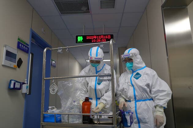 (221217) -- SHENYANG, Dec. 17, 2022 -- Medical workers work at a fever clinic at Shengjing Hospital of China Medical University in Shenyang, northeast China s Liaoning Province, Dec. 15, 2022. China is continuing its optimization of COVID-19 epidemic prevention and control measures as it shifts the focus of its response strategy from curbing new infections to preventing and treating severe cases. The fever clinic of the hospital is trying its best to ensure the treatment of patients with acute and severe symptoms. ) CHINA-LIAONING-SHENYANG-FEVER CLINIC (CN) YangxQing 