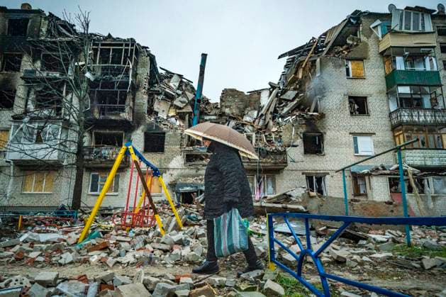 News Bilder des Tages December 17, 2022, Donetsk, Ukraine: Destroyed building by a russian rocket strike in Sviatohirsk during the combats between ukrainian and russian armies in Donetsk region, Ukraine. Ukraine - ZUMAa131 20221217_zap_a131_001 Copyright: xCelestinoxArcexLavinx