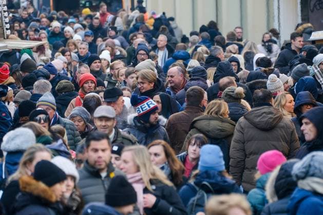 Düsseldorf 17.12.2022 Flinger Strasse Altstadt Einkaufsstrasse Einkaufsstraße Inflation Shoppingmeile Einkaufsmeile Einkaufen Einzelhandel Corona-Inzidenz Inzidenzwert Fussgängerzone Einkaufsbummel Einkaufstaschen Einkaufstraße Einkaufstrasse Modemeile Menschenmasse Menschenmenge keine Maskenpflicht Maskenzwang mehr FFP2-Maske OP-Maske Schutzmasken Inflation Weihnachtseinkäufe Weihnachtseinkauf Weihnachtsgeschenke Weihnachtsgeld Bürgergeld Inflation Düsseldorf Nordrhein-Westfalen Deutschland *** Dusseldorf 17 12 2022 Flinger Strasse Altstadt shopping street shopping street inflation shopping mile shopping mile shopping retail corona incidence incidence value pedestrian zone shopping stroll shopping bags shopping street shopping str