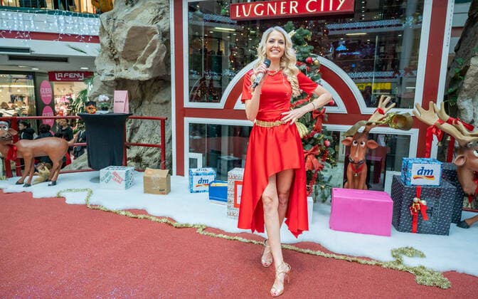 Entertainment Themen der Woche KW50 Entertainment Bilder des Tages 20221217 Weihnachten mit Beatrice Bea Turin WIEN, OESTERREICH - 17. DEZEMBER: Model und Saengerin Beatrice Bea Turin waehrend der Praesentation Ihres neuen Weihnachtslieds -Christmas Love- in der Lugner City am 17. Dezember 2022 in Wien, Oesterreich. 221217_SEPA_17_009 Copyright: xIsabellexOuvrardx SEPAxMedia