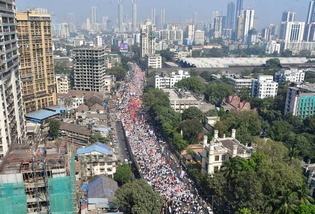 Bilder des Jahres 2022, News 12 Dezember News Themen der Woche KW50 MUMBAI, INDIA ? DECEMBER 17: Massive crowd of Maha Vikas Aghadi s (MVA) workers and supporters stage Halla Bol protest march against the Eknath Shinde and Devendra Fadnavis-led state government in Maharashtra, joined by NCP chief Sharad Pawar, Shiv Sena (UBT) chief Uddhav Thackeray, Sanjay Raut, Ajit Pawar and other MVA leaders, on December 17, 2022 in Mumbai, India. (Photo by Bhushan Koyande Hindustan Times ) Maha Vikas Aghadi Holds Halla Bol Protest Rally Against Maharashtra Government