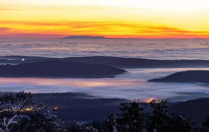 News Themen der Woche KW50 Sonnenuntergang über dem Nebel Blick vom winterlichen Gipfel des Altkönigs im Taunus auf den Nebel im Tal bei Sonnenuntergang. Für die kommende Nacht warnt der DWD vor strengem Frost bis zu Minus 15 Grad., Kronberg Hessen Deutschland *** Sunset over the fog View from the wintry summit of the Altkönig in the Taunus to the fog in the valley at sunset For the coming night, the DWD warns of severe frost up to minus 15 degrees , Kronberg Hesse Germany