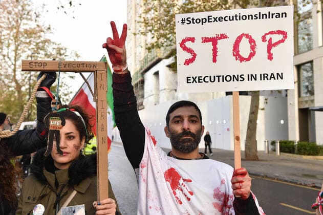 News Themen der Woche KW50 December 17, 2022, London, England, United Kingdom: Protesters take part in a demonstration in central London, calling to stop executions of protesters in Iran, and in solidarity with the freedom uprising in Iran, over the death of Mahsa Amini in custody, by Iranian morality police. Mahsa Amini was killed on 16 September, after her arrest for allegedly breaching Iran s laws for women on wearing hijab, headscarves and modest clothing. London United Kingdom - ZUMAk172 20221217_zip_k172_003 Copyright: xThomasxKrychx