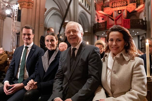 News Bilder des Tages NRW Ministerpräsident Hendrik WÜST, Gattin Katharina WÜST mit ARD Vorsitzender und WDR Intendant Tom BUHROW und Lebensgefährtin Daniela BOFF - Adventskonzert der Landesregierung im Bonner Münster. NRW Ministerpräsident Hendrik Wüst und WDR Intendant Tom Buhrow laden gemeinsam in die Münsterbasilika in der Bundesstadt ein. 17.12.2022 Bonn Innenstadt NRW Deutschland