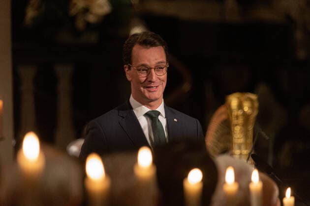 Rede von NRW Ministerpräsident Hendrik WÜST - Adventskonzert der Landesregierung im Bonner Münster. NRW Ministerpräsident Hendrik Wüst und WDR Intendant Tom Buhrow laden gemeinsam in die Münsterbasilika in der Bundesstadt ein. 17.12.2022 Bonn Innenstadt NRW Deutschland