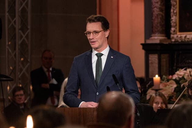 Rede von NRW Ministerpräsident Hendrik WÜST - Adventskonzert der Landesregierung im Bonner Münster. NRW Ministerpräsident Hendrik Wüst und WDR Intendant Tom Buhrow laden gemeinsam in die Münsterbasilika in der Bundesstadt ein. 17.12.2022 Bonn Innenstadt NRW Deutschland