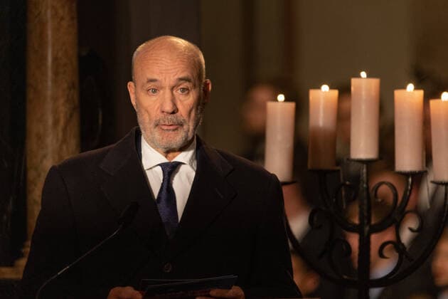 Rezitator Schauspieler Heiner LAUTERBACH - Adventskonzert der Landesregierung im Bonner Münster. NRW Ministerpräsident Hendrik Wüst und WDR Intendant Tom Buhrow laden gemeinsam in die Münsterbasilika in der Bundesstadt ein. 17.12.2022 Bonn Innenstadt NRW Deutschland