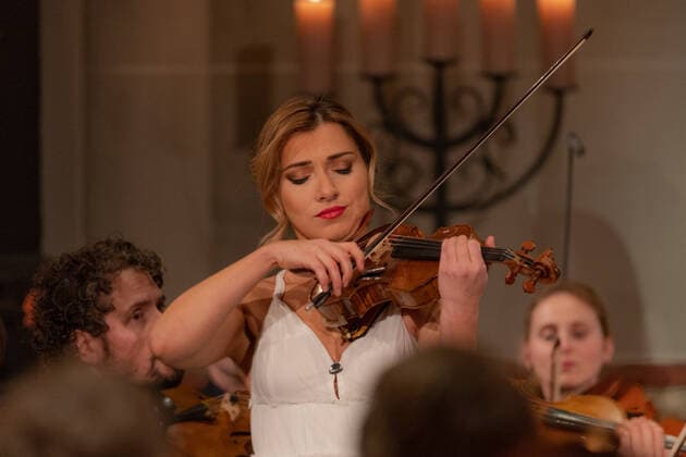 Auftritt von Violinistin Diana Tishchenko (Ukraine) - Adventskonzert der Landesregierung im Bonner Münster. NRW Ministerpräsident Hendrik Wüst und WDR Intendant Tom Buhrow laden gemeinsam in die Münsterbasilika in der Bundesstadt ein. 17.12.2022 Bonn Innenstadt NRW Deutschland