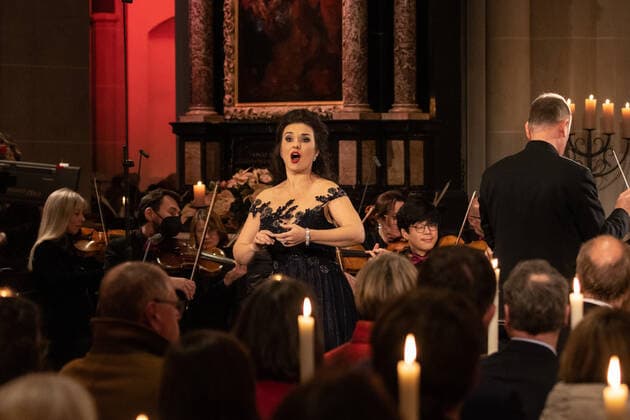 Auftritt vonSopranistin Olga Peretyatko (Russland) - Adventskonzert der Landesregierung im Bonner Münster. NRW Ministerpräsident Hendrik Wüst und WDR Intendant Tom Buhrow laden gemeinsam in die Münsterbasilika in der Bundesstadt ein. 17.12.2022 Bonn Innenstadt NRW Deutschland
