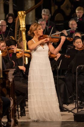 Entertainment Bilder des Tages Auftritt von Violinistin Diana Tishchenko (Ukraine) - Adventskonzert der Landesregierung im Bonner Münster. NRW Ministerpräsident Hendrik Wüst und WDR Intendant Tom Buhrow laden gemeinsam in die Münsterbasilika in der Bundesstadt ein. 17.12.2022 Bonn Innenstadt NRW Deutschland
