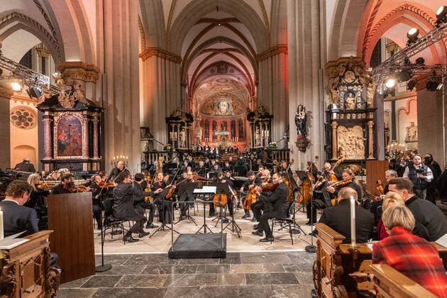 Adventskonzert der Landesregierung im Bonner Münster. NRW Ministerpräsident Hendrik Wüst und WDR Intendant Tom Buhrow laden gemeinsam in die Münsterbasilika in der Bundesstadt ein. Die Veranstaltung wurde Live im WDR Fernsehen übertragen. 17.12.2022 Bonn Innenstadt NRW Deutschland