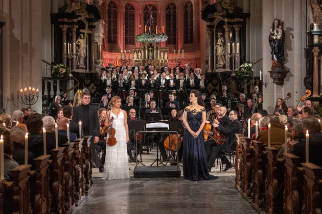 Violinistin Diana Tishchenko (Ukraine) und Sopranistin Olga Peretyatko (Russland) - Adventskonzert der Landesregierung im Bonner Münster. NRW Ministerpräsident Hendrik Wüst und WDR Intendant Tom Buhrow laden gemeinsam in die Münsterbasilika in der Bundesstadt ein. Die Veranstaltung wurde Live im WDR Fernsehen übertragen. 17.12.2022 Bonn Innenstadt NRW Deutschland