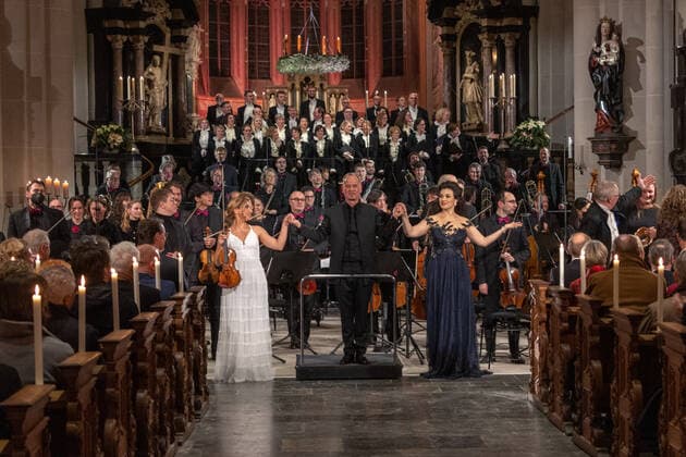 News Bilder des Tages Violinistin Diana Tishchenko (Ukraine), Chefdirigent des WDR Funkhausorchester Frank STROBEL und Sopranistin Olga Peretyatko (Russland) - Adventskonzert der Landesregierung im Bonner Münster. NRW Ministerpräsident Hendrik Wüst und WDR Intendant Tom Buhrow laden gemeinsam in die Münsterbasilika in der Bundesstadt ein. Die Veranstaltung wurde Live im WDR Fernsehen übertragen. 17.12.2022 Bonn Innenstadt NRW Deutschland