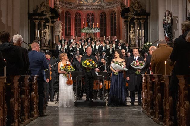 Violinistin Diana Tishchenko (Ukraine), Chefdirigent des WDR Funkhausorchester Frank STROBEL, Sopranistin Olga Peretyatko (Russland) und Schauspieler Heiner LAUTERBACH - Adventskonzert der Landesregierung im Bonner Münster. NRW Ministerpräsident Hendrik Wüst und WDR Intendant Tom Buhrow laden gemeinsam in die Münsterbasilika in der Bundesstadt ein. Die Veranstaltung wurde Live im WDR Fernsehen übertragen. 17.12.2022 Bonn Innenstadt NRW Deutschland