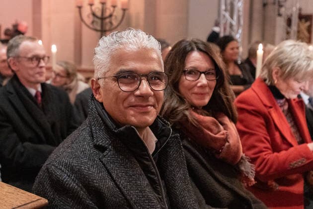 Der ehemalige Bonner Oberbürgermeister Ashok-Alexander SRIDHARAN (CDU) mit Gattin Petra unter den Gästen - Adventskonzert der Landesregierung im Bonner Münster. NRW Ministerpräsident Hendrik Wüst und WDR Intendant Tom Buhrow laden gemeinsam in die Münsterbasilika in der Bundesstadt ein. Die Veranstaltung wurde Live im WDR Fernsehen übertragen. 17.12.2022 Bonn Innenstadt NRW Deutschland