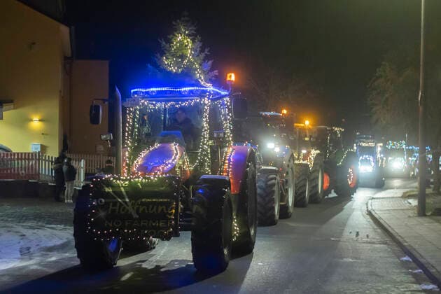 News Themen der Woche KW50 News Bilder des Tages Weihnachtlich geschmückte Traktoren nehmen an der Lichterfahrt Ein Funken Hoffnung Tour in Bornheim, NRW, teil. *** Tractors decorated for Christmas take part in the Ein Funken Hoffnung Tour of lights in Bornheim, NRW