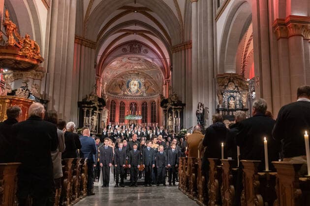 Adventskonzert der Landesregierung im Bonner Münster. NRW Ministerpräsident Hendrik Wüst und WDR Intendant Tom Buhrow laden gemeinsam in die Münsterbasilika in der Bundesstadt ein. 17.12.2022 Bonn Innenstadt NRW Deutschland