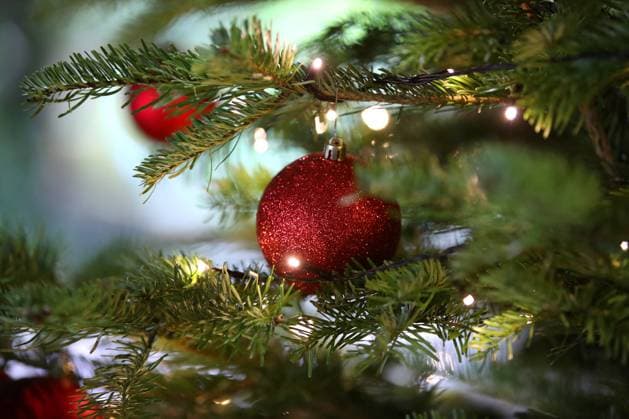 17.12.2022, Köln, Weihnachtsbaum mit Weihnachtskugel und Lichterkette. Zur Weihnachtszeit werden Tannen traditionelle mit Schmuck, Lichtern und Kerzen hergerichtet um der Geburt von Jesus zu gedenken. Geschenke werden unter den Christbaum gelegt und es wird ein Familienfest gefeiert. Weihnachten ist ein gesetzlicher Feiertag. Nordrhein-Westfalen Deutschland *** 17 12 2022, Cologne, Christmas tree with Christmas ball and fairy lights At Christmas time, fir trees are traditionally decorated with ornaments, lights and candles to commemorate the birth of Jesus Gifts are placed under the Christmas tree and a family celebration is held Christmas is a public holiday North Rhine Westphalia Germany