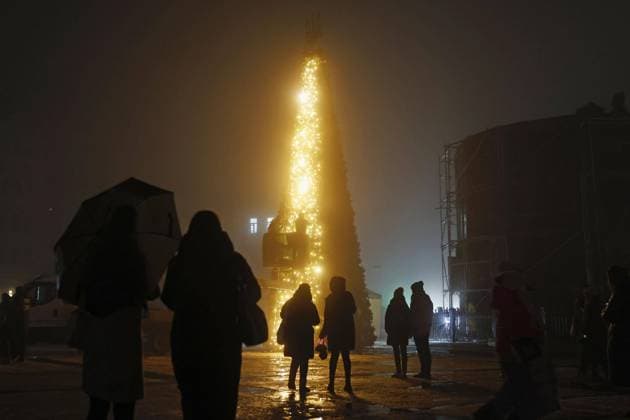 Ukraine-Krieg, Jahrestag der Invasion, Chronologie der Ereignisse, Archivbilder Xmas tree in Kyiv A 12-meter Christmas tree is set up on a square in central Kyiv on Dec. 17, 2022, lighting up a corner of the Ukrainian capital largely darkened by a power outage following Russian missile attacks.  A14AA0001377028P