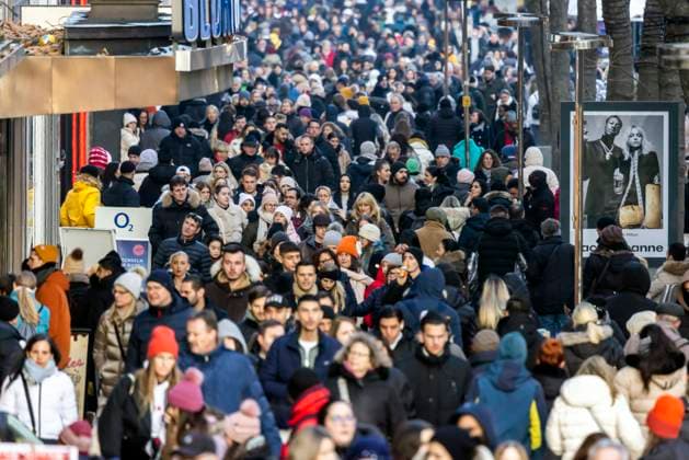 Vierter Advent in Stuttgart. In der Haupteinkaufsstraße Königstraße drängen sich die Menschen. 17.12.2022: DEU, Deutschland, Baden-Württemberg, Stuttgart. *** Fourth Advent in Stuttgart In the main shopping street Königstraße people crowd 17 12 2022 DEU, Germany, Baden Württemberg, Stuttgart