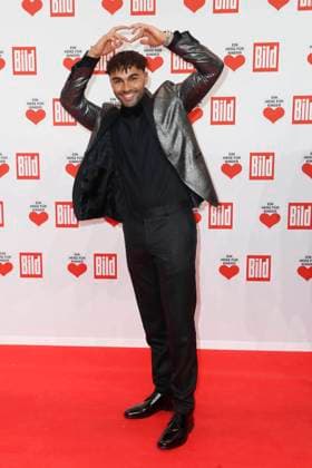 Ein Herz fuer Kinder 2022 Younes Zarou auf dem roten Teppich bei der TV-Spendengala - Ein Herz für Kinder - in Berlin Adlershof. *** Ein Herz fuer Kinder 2022 Younes Zarou on the red carpet at the TV fundraising gala Ein Herz für Kinder in Berlin Adlershof Copyright: xEventpressxGolejewskix