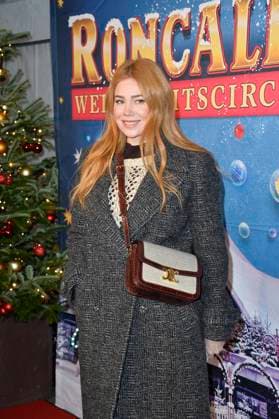 Palina Rojinski Premiere des Roncalli Weihnachtscircus Roncalli Weihnachtscircus Berlin 17.12.2022. *** Palina Rojinski premiere of the Roncalli Christmas Circus Roncalli Christmas Circus Berlin 17 12 2022