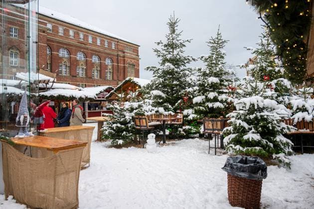 Weihnachtsmarkt in Kiel nach einem starken Schneefall *** Christmas market in Kiel after a heavy snowfall