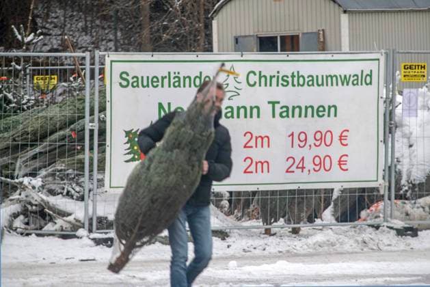 Christbaumverkauf, Mann mit frisch gekauftem Christbaum, München, 18. Dezember 2022 Deutschland, München, 18.12.2022, ein Mann bringt seinen frisch gekauften Christbaum nach Hause, Christbaumverkauf in München-Neuperlach, Sauerländer Christbaumwald, Verkauf von Nordmann Tannen, Preise unter 2m 19,90 Euro, über 2m 24,90, 4. Advent, Sonntag, Weihnachtszeit, Adventszeit, Dezember 2022, Winter, Bayern, bayerisch, *** Christmas tree sale, man with freshly bought Christmas tree, Munich, 18 December 2022 Germany, Munich, 18 12 2022, a man brings his freshly bought Christmas tree home, Christmas tree sale in Munich Neuperlach, Sauerländer Christmas tree forest, sale of Nordmann firs, prices under 2m 19,90 Euro, over 2m 24,90, 4 Advent, Sunday,
