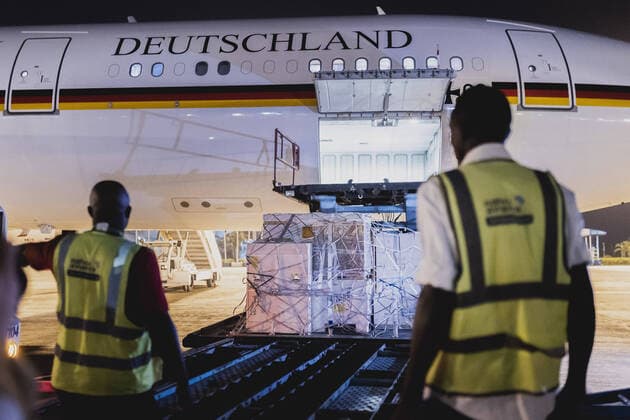 Bilder des Jahres 2022, News 12 Dezember News Themen der Woche KW50 Benin-Bronzen werden aus dem A340 der Flugbereitschaft entladen am Flughafen von Abuja, 18.12.2022. Die im 19. Jahrhundert erbeutete Kunst wird im Rahmen der Restitution an den Staat Nigeria uebergeben. Bei der Zeremonie werden auch Bundesaussenministerin Annalena Baerbock, Kulturstaatsministerin Claudia Roth sowie Museumsdirektorinnen und -direktoren anwesend sein. Abuja Nigeria *** Benin Bronzes are unloaded from the A340 of the Air Force at Abuja Airport, 18 12 2022 The art captured in the 19th century will be handed over to the state of Nigeria as part of the restitution The ceremony will also be attended by German Foreign Minister Annalena Baerbock, German Minister of Culture Claudia Roth and museum directors Abuja Nigeria Copyright: xFlorianxGaertnerx