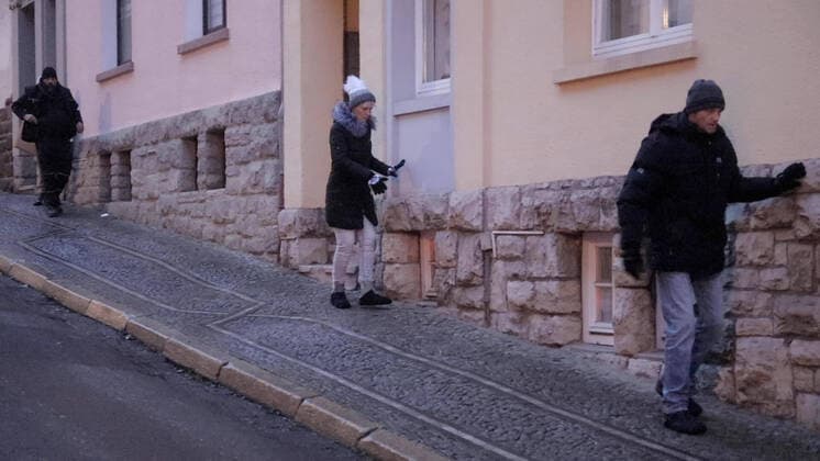 Bilder des Jahres 2022, News 12 Dezember News Themen der Woche KW51 Eisregenchaos in Mitteldeutschland! Nach wochenlangem Frost zieht eine Warmfront und damit verbunden eine Umstellung der Großwetterlage über Mitteldeutschland hinweg. Dabei fällt Regen auf tiefgefrorenen Böden. Die Folge gefährliches Blitzeis. Betroffen sind vor allem Muldenlagen. Im thüringischen Eisenach ging daher in den frühen Morgenstunden und zum Berufsverkehr vielerorts gar nichts mehr. Völlig vereiste Straßen führten dazu, das PKW und LKW quer hingen. Es ging weder vor noch zurück. Auch der öffentliche Nahverkehr kapitulierte gegen das Blitzeis. In der Innenstadt von Eisenach mussten Busfahrer ihre Busse abstellen. Noch schlimmer traf es die Fußgänger. Schulkinder schlitterten über Gehwege in die Schule. Viele Schüler kamen zu spät