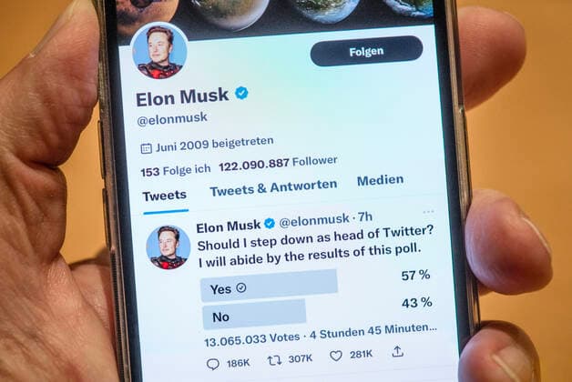 Twitter Abstimmung über den Rücktritt von Elon Musk als Twitter-Chef, Tweet von Elon Musk auf einem Smartphone Bildschirm, 19. Dezember 2022 Deutschland, 19. Dezember 2022, Elon Musk, Abstimmung über seinen Rücktritt als Twitter Chef, 4 Stunden 45 Minuten vor Ende der Abstimmung ist eine Mehrheit für Elon Musks Rücktritt, Tweet von Elon Musk auf einem Smartphone Bildschirm, Twitter Abstimmung, Zwischenergebnis 57 % Ja zu 43 % Nein, Elon Musk hatte eine Umfrage auf seinem Kurznachrichtendienst gestartet, *** Twitter vote on Elon Musks resignation as Twitter chief, tweet by Elon Musk on a smartphone screen, December 19, 2022 Germany, December 19, 2022, Elon Musk, vote on his resignation as Twitter chief, 4 hours 45 minutes before the e