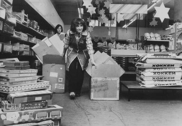 Dresden, historisch, Handel, Versorgung, Einkaufen: Centrum-Warenhaus (später Karstadt jetzt Centrum-Galerie), Spielzeugabteilung, Waren einräumen, Verkäuferinnen Mitarbeiterinnen (namentlich nicht benannt), November 1977. Veröffentlichung in Sächsische Zeitung am 01.12.1977: CENTRUM-Warenhaus trägt zum Gelingen des Weihnachtsfestes bei. Nicht nur auf dem Striezelmarkt weihachtet es. Die 800 Mitarbeiter im CENTRUM-Warenhaus am Altmarkt in Dresden legten in allen Etagen und Abteilungen Hand an, um es stimmungsvoll zu gestalten. Hat das CENTRUM in normalen Zeiten am Tag 24.000 Käufer, steigert sich die Zahl der Kauflustigen in der Vorweihnachtszeit auf 35.000. Aber 150.000 kommen täglich, um zu sehen, was es Neues gibt. Damit der Warenn Copyright: xSZ BrigittexAnklamx 0000010103159011 ! ACHTUNG Aufnahmedatum laut Beschriftung