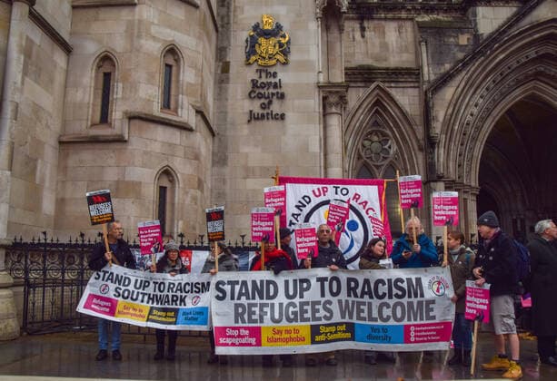 News Themen der Woche KW51 December 19, 2022, London, England, United Kingdom: Protestets gathered outside the Royal Courts of Justice in support of refugees and in opposition to the Rwanda refugee scheme, as the High Court ruled whether the UK Government s Rwanda deportation plan is legal. London United Kingdom - ZUMAv130 20221219_zip_v130_001 Copyright: xVukxValcicx