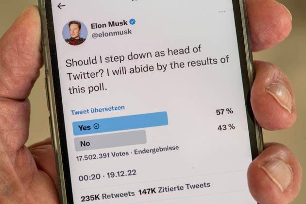 Twitter Abstimmung über den Rücktritt von Elon Musk als Twitter-Chef, Mehrheit für Musks Rücktritt, Tweet von Elon Musk auf einem Smartphone Bildschirm, 19. Dezember 2022 Deutschland, 19. Dezember 2022, Elon Musk, Abstimmung über seinen Rücktritt als Twitter Chef, eine Mehrheit ist für Elon Musks Rücktritt, Tweet von Elon Musk auf einem Smartphone Bildschirm, Twitter Abstimmung, Endergebnis 57 % Ja zu 43 % Nein, Elon Musk hatte eine Umfrage auf seinem Kurznachrichtendienst gestartet, *** Twitter vote on Elon Musks resignation as Twitter chief, majority in favor of Musks resignation, tweet by Elon Musk on a smartphone screen, December 19, 2022 Germany, December 19, 2022, Elon Musk, vote on his resignation as Twitter chief, a majorit