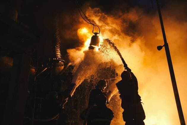 Bilder des Jahres 2022, News 12 Dezember News Themen der Woche KW51 News Bilder des Tages These images show Ukrainian firefighters battling fires caused by shelling in Kyiv overnight on Monday (19December2022). Two districts of the capital, Shevchenkivsky and Solomyansky were badly hit - as was a piece of critical infrastructure. According to preliminary data, there are no victims or victims. The Head of Ukraine?s State Emergency Service, Serhiy Kruk said: Night attack on the capital and Kyiv region. Field units. We work and eliminate the consequences. This is how the Russians congratulated our children on the holiday. Where: Kyiv, Kyiv Oblast, Ukraine When: 19 Dec 2022 Credit: State Emergency Service of Ukraine Cover Images **EDITORIAL USE ONLY. MATERIALS ONLY TO BE USED IN CONJUNCTION WITH EDITORIAL STORY. THE USE OF THE Copyright: xx 52296480 EDITORIAL USE ONLY. NOT FOR USE BY NEWSPAPERS BASED IN THE UK.