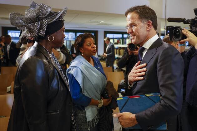 Den Haag, Mark Rutte entschuldigt für die Rolle der Niederlande in der Geschichte der Sklaverei THE HAGUE - Prime Minister Mark Rutte in conversation with guests after a speech in which a government response is given to the report Chains of the Past by the Advisory Board Dialogue Group Slavery Past. Rutte gave the speech at the National Archives in The Hague. ANP ROBIN VAN LONKHUIJSEN netherlands out - belgium out