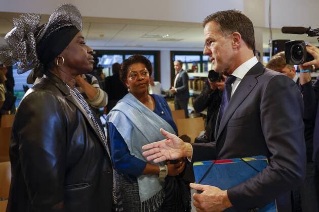 Den Haag, Mark Rutte entschuldigt für die Rolle der Niederlande in der Geschichte der Sklaverei THE HAGUE - Prime Minister Mark Rutte in conversation with guests after a speech in which a government response is given to the report Chains of the Past by the Advisory Board Dialogue Group Slavery Past. Rutte gave the speech at the National Archives in The Hague. ANP ROBIN VAN LONKHUIJSEN netherlands out - belgium out