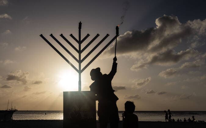 Bilder des Jahres 2022, News 12 Dezember News Themen der Woche KW51 News Bilder des Tages Niederländische Antillen, Erstes Licht an Chanukka-Leuchtern auf Aruba entzündet December 19, 2022, Pikesville, Aruba, Aruba: Chabad celebrates the first night of Hannukah on the beach surrounded by locals and vacationers at the Ritz-Carlton Aruba. Pikesville Aruba - ZUMAj167 20221219_zip_j167_014 Copyright: xSvetxJacquelinex