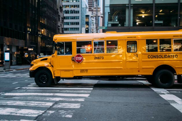 Travel pictures New York City New York Manhattan, 02.10 - 10.10.22: ein gelber Schulbuss fährt eine Strasse entlang. *** Travel pictures New York City New York Manhattan, 02 10 10 22 a yellow school bus driving along a street