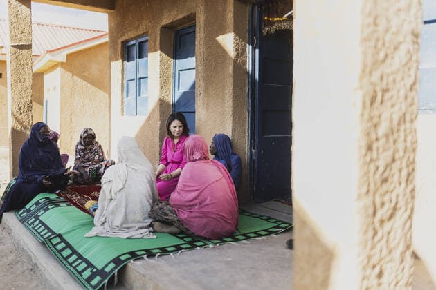 News Themen der Woche KW51 News Bilder des Tages Annalena Baerbock (Buendnis 90 Die Gruenen), Bundesaussenministerin, aufgenommen im Rahmen des Besuches einer Familie im durch die Terrororganisation Boko Haram zerstoerten und mit deutschen Mitteln wiederaufgebauten Dorf Ngarannam, 19.12.2022. Baerbock reist nach Nigeria zur Rueckgabe der Benin-Bronzen, Beutekunst aus dem 19. Jahrhundert. Ausserdem moechte sich Baerbock einen Ueberblick ueber die Sicherheitslage in dem westafrikanischen Land verschaffen. Ngarannam Nigeria *** Annalena Baerbock Buendnis 90 Die Gruenen , German Foreign Minister, photographed during the visit of a family in the village of Ngarannam, destroyed by the terrorist organization Boko Haram and rebuilt with German funds, 19 12 2022 Baerbock travels to Nigeria for th Copyright: xFlorianxGaertnerx
