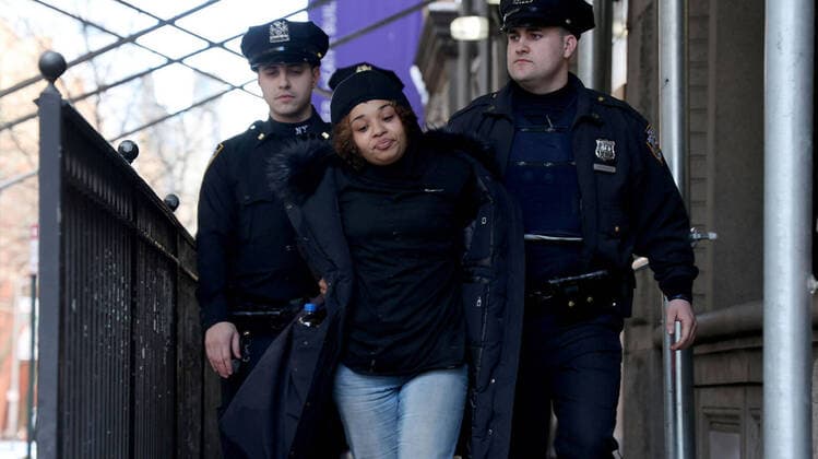 Bilder des Jahres 2022, Entertainment 12 Dezember Entertainment Themen der Woche KW51 Entertainment Bilder des Tages New York, Einbrecherin wollte offenbar Robert De Niros Weihnachtsgeschenke stehlen December 19, 2022: NYPD officers take suspect Shanice Aviles to Central Booking Monday after she was allegedly caught stealing Christmas presents from under a tree at Robert De Niro s townhouse on the Upper East Side. - ZUMAm67_ 20221219_zaf_m67_008 Copyright: xLuizxC.xRibeirox