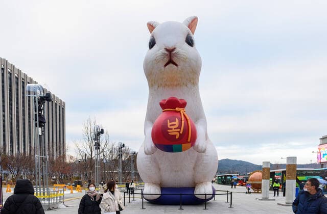 News Themen der Woche KW51 News Bilder des Tages Südkorea, riesieger Hase in Seoul zum bevorstehenden Jahr des Hasen December 19, 2022, Seoul, South Korea: A giant lantern for the upcoming Year of the Rabbit 2023 celebrations during the Lantern Festival at the Gwanghwamun Square in Seoul. The festival will run from December 19 to December 31, 2022. Seoul South Korea - ZUMAs197 20221219_zaa_s197_216 Copyright: xKimxJae-Hwanx