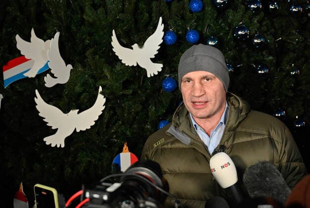 News Themen der Woche KW51 News Bilder des Tages December 19, 2022, Kyiv, Ukraine: Kyiv s mayor Vitali Klitschko speaks with the media during the inauguration ceremony of the Christmas tree at Sofiivska Square not far from St. Sophia cathedral during the blackout in Kyiv. .The Russian army carried out massive rocket and kamikaze drone attacks on Ukrainian energy infrastructure. After severe damage to the power grid in many cities of Ukraine, the National Power Company Ukrenergo introduced emergency and hourly blackouts of electricity. Kyiv Ukraine - ZUMAs197 20221219_zaa_s197_224 Copyright: xSergeixChuzavkovx